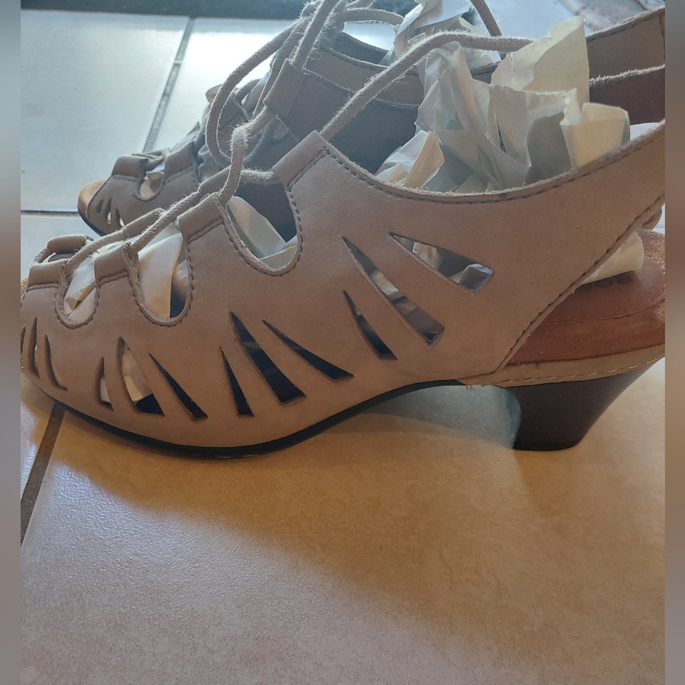 Cobb Hill lace up tan sandals 8W